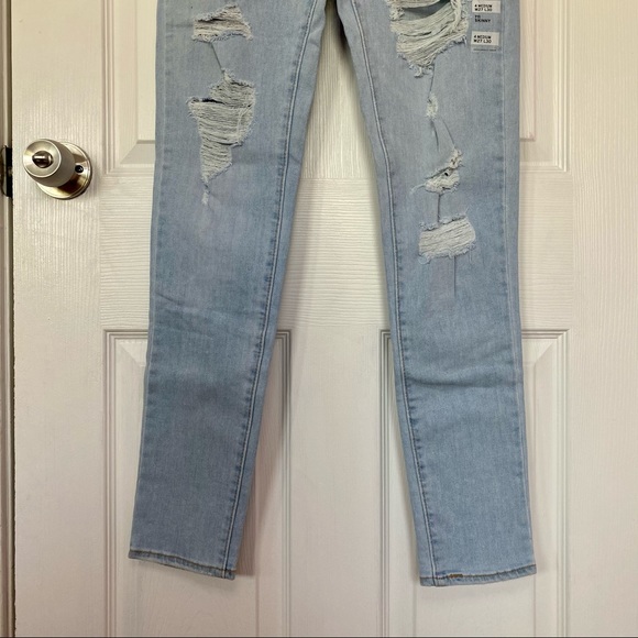 NEW Levi's 711 Mid Rise Distressed Skinny Jeans - Picture 5 of 15